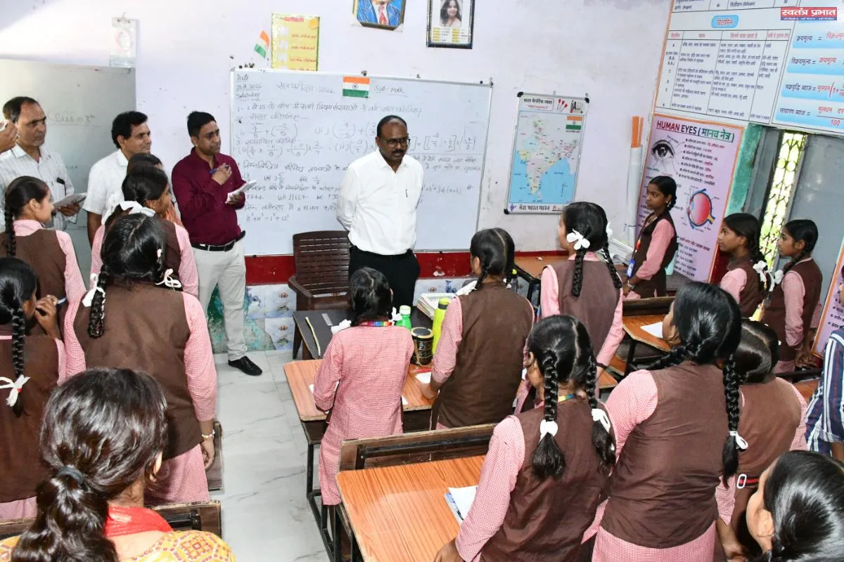 डीएम ने पीएम श्री कंपोजिट विद्यालय सिविल लाइन डबरई का किया औचक निरीक्षण, व्यवस्थाओं में सुधार के दिए निर्देश