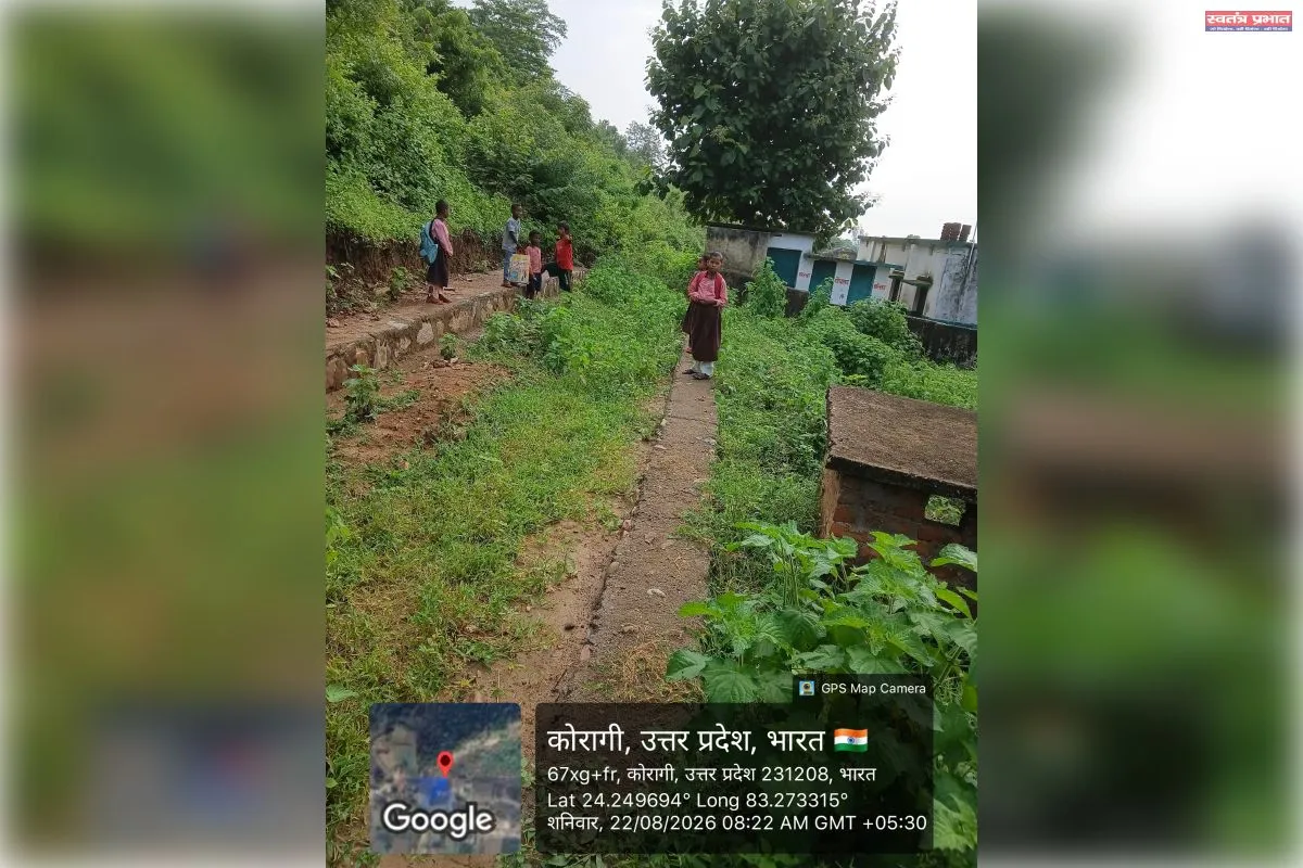महीनों से बंद पड़ा पीसीसी सड़क निर्माण, फिसलन भरी मिट्टी से होकर स्कूल पहुंच रहे बच्चे