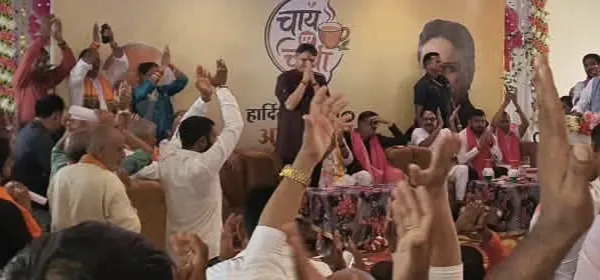 खुशहालगंज मंडल के कार्यकर्ताओं संग विधायक डॉ. राजेश्वर सिंह ने की ‘चाय पर चर्चा’