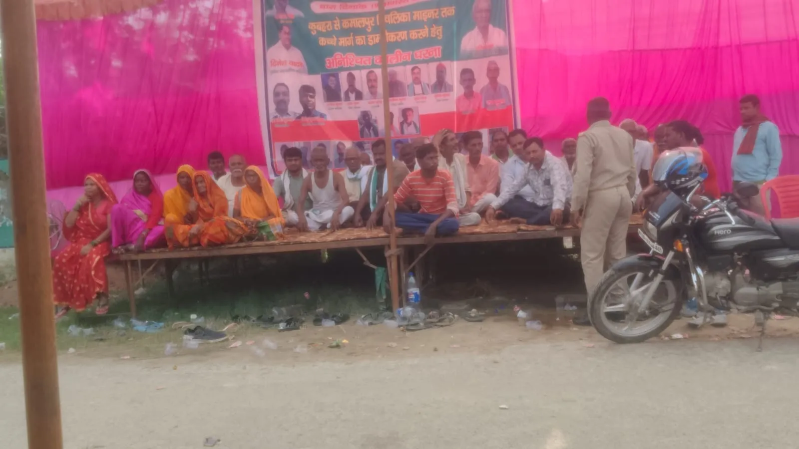 सड़क निर्माण की मांग को लेकर किसानों का धरना चौथे दिन भी जारी