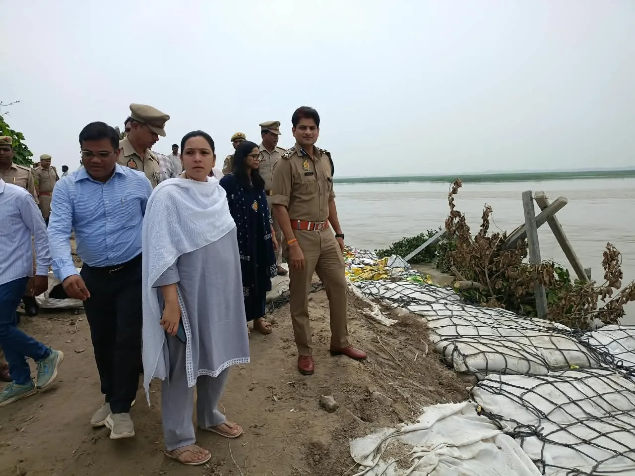 बाढ़ के खतरे को देखते हुए अलर्ट मोड पर प्रशासन, डीएम-एसपी ने कलवारी तटबंध का किया संयुक्त निरीक्षण