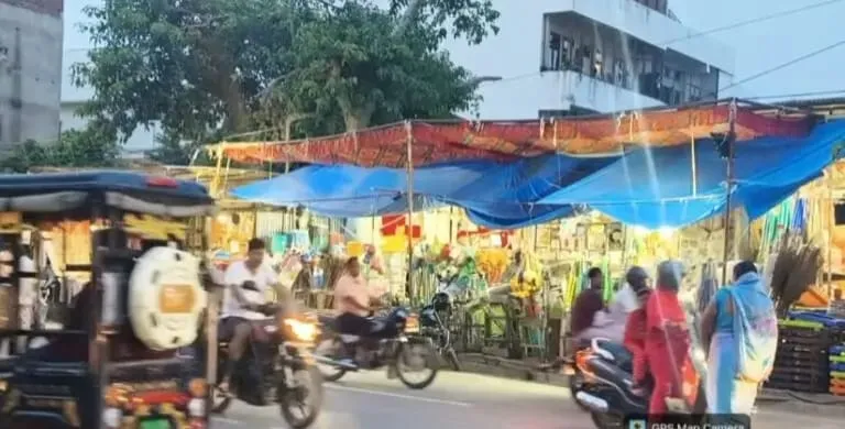 फव्वारा तिराहे पर फुटपाथ तक सजी प्लास्टिक की दुकानें, जाम से परेशान राहगीर; प्रशासन की कार्रवाई पर उठे सवाल