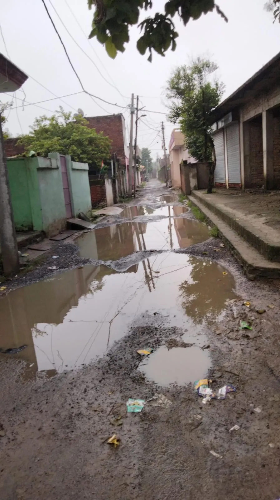 छिवकी गांव की सड़क पर बड़े-बड़े गड्ढे, राहगीरों की बढ़ी परेशानी