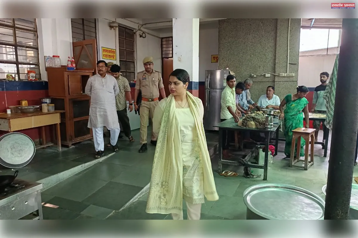 जिलाधिकारी ने जवाहर नवोदय विद्यालय का किया निरीक्षण, विद्यार्थियों को उज्ज्वल भविष्य के लिए कठिन परिश्रम एवं अनुशासन का पालन करने हेतु किया प्रेरित