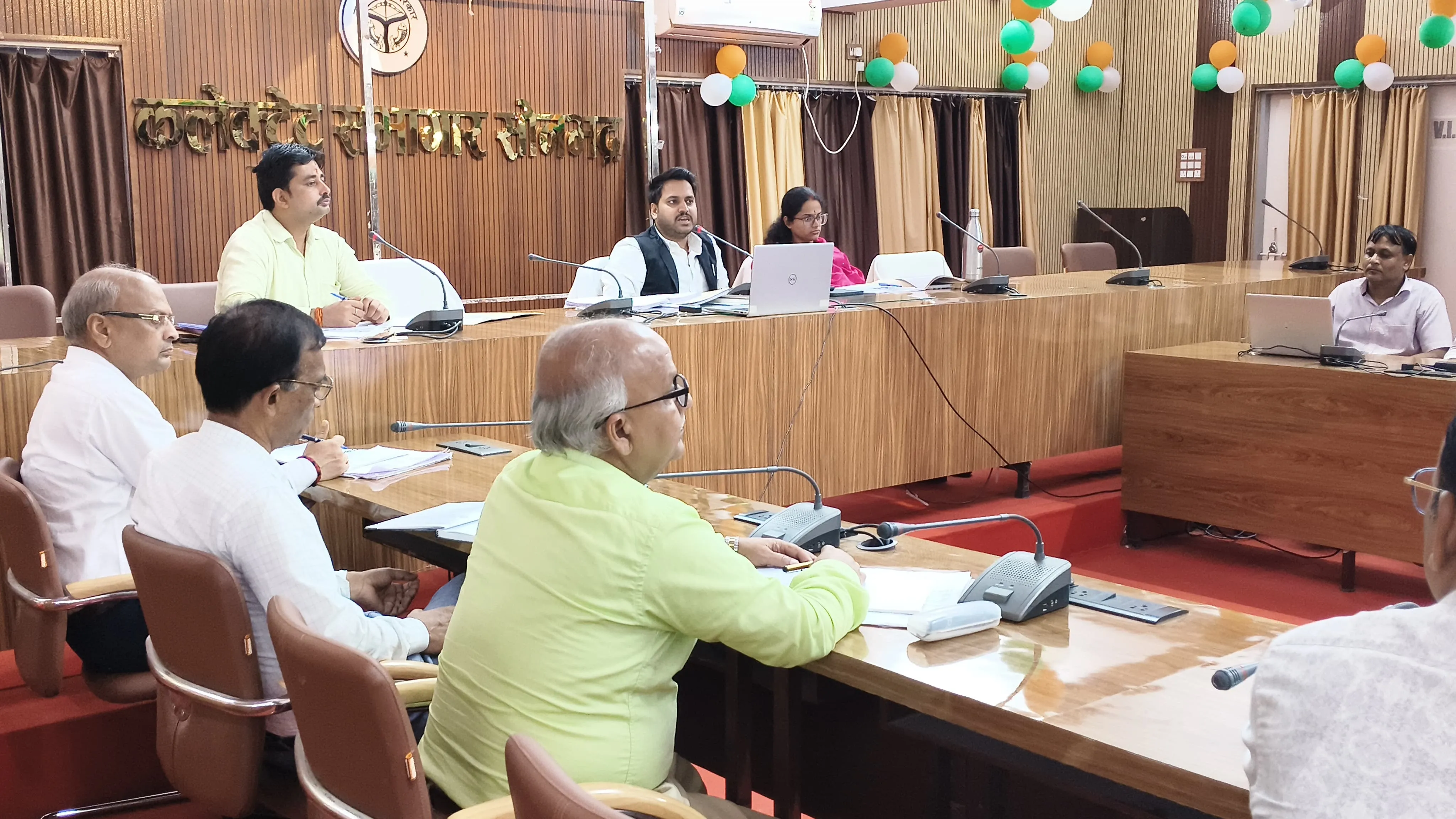 विद्यालयों की समस्याएं लंबित न रहें, विभागीय समन्वय से समयबद्ध समाधान कराएं-जिलाधिकारी