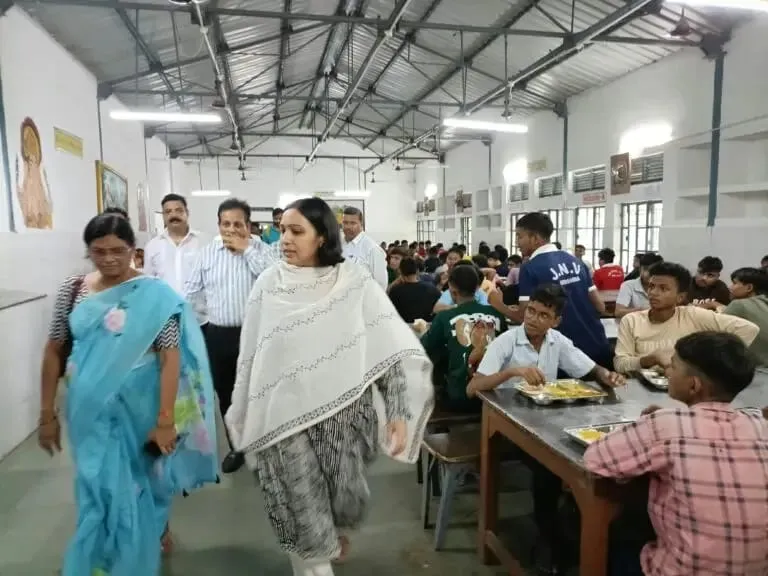 जिलाधिकारी ने जवाहर नवोदय विद्यालय रुधौली का किया निरीक्षण, बच्चों के साथ बैठकर परखा भोजन