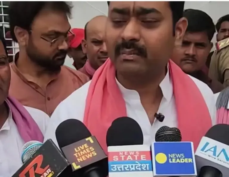 जनेश्वर मिश्रा की स्मृति में बने गेट का फाउंडेशन ध्वस्त, दोषियों पर कार्रवाई की मांग