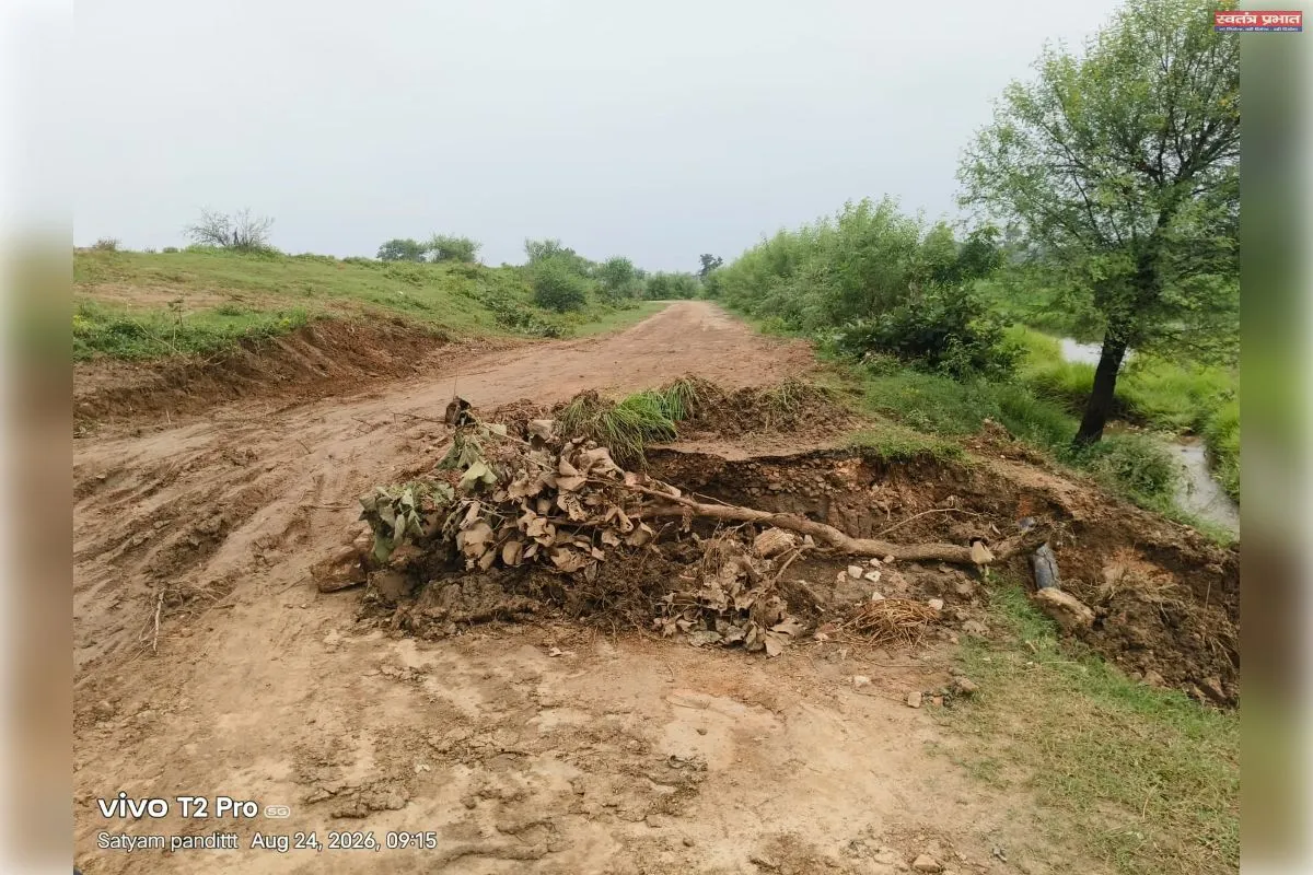 बाढ़ में टूटी सड़क नहीं बनवाई गई, लायन से बनवा जाने वाले मार्ग पर बढ़ी ग्रामीणों की परेशानी