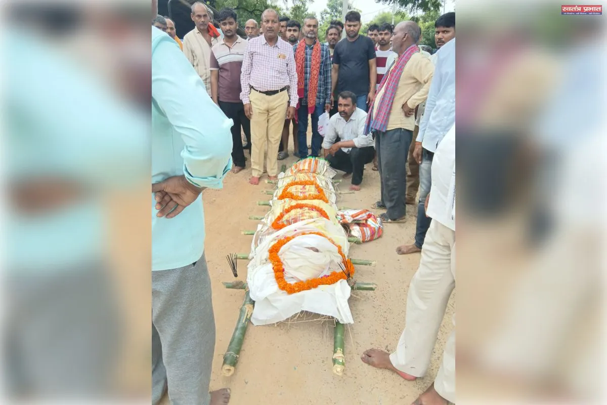 घर के दरवाजे में उतरा करंट, अधेड़ की दर्दनाक मौत; दो बेटों बबलू और छोटू के सिर से उठा पिता का साया