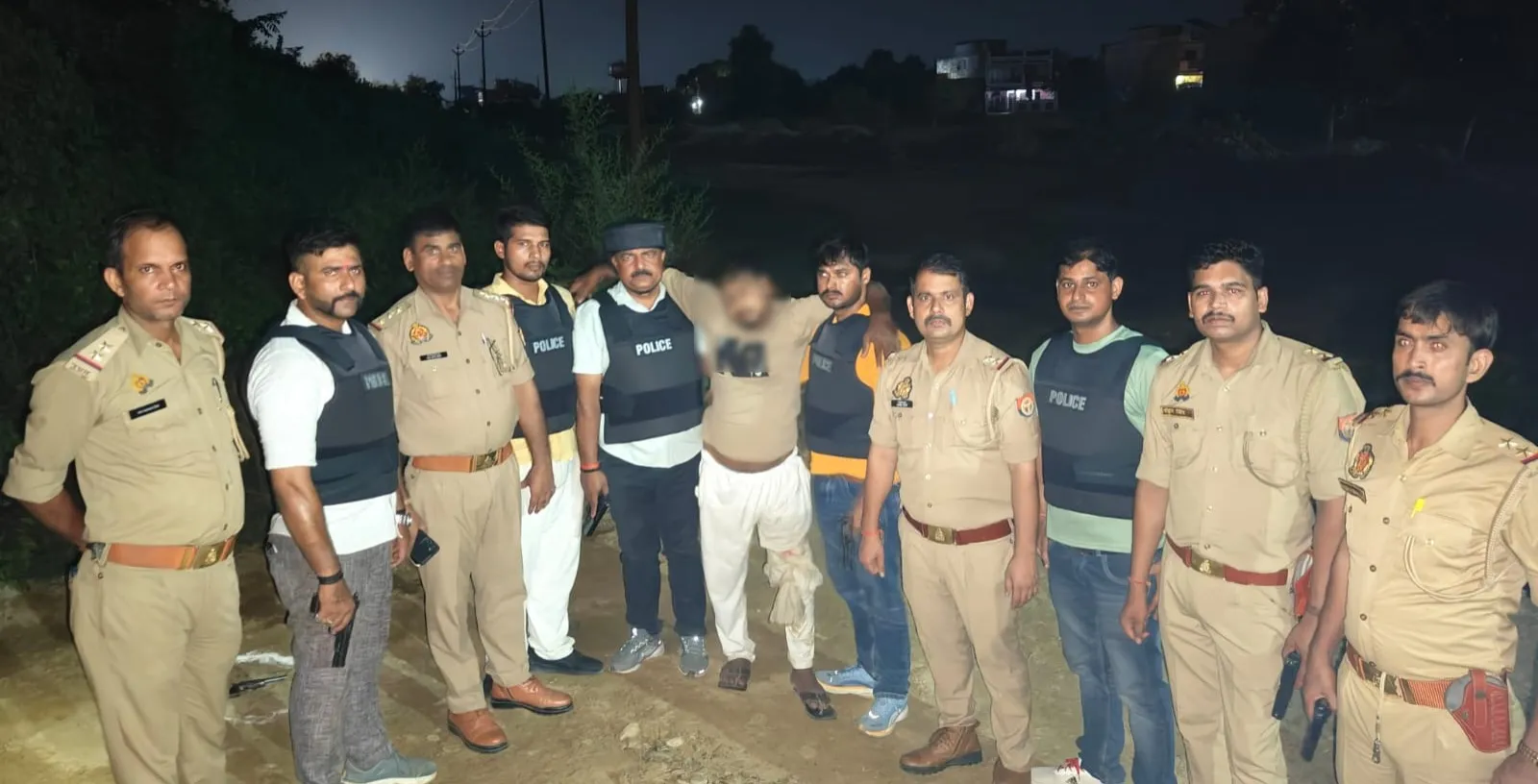 गोरखपुर :रामगढ़ताल में पुलिस मुठभेड़ के बाद शातिर नकबजन गिरफ्तार, जेवर और नकदी बरामद