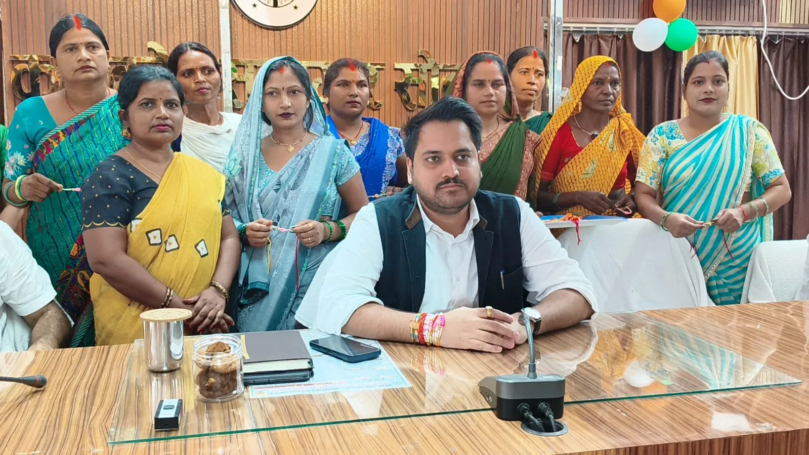 रक्षाबंधन से पहले समूह की बहनों का स्नेह, जिलाधिकारी की कलाई पर सजी आत्मनिर्भरता की राखी
