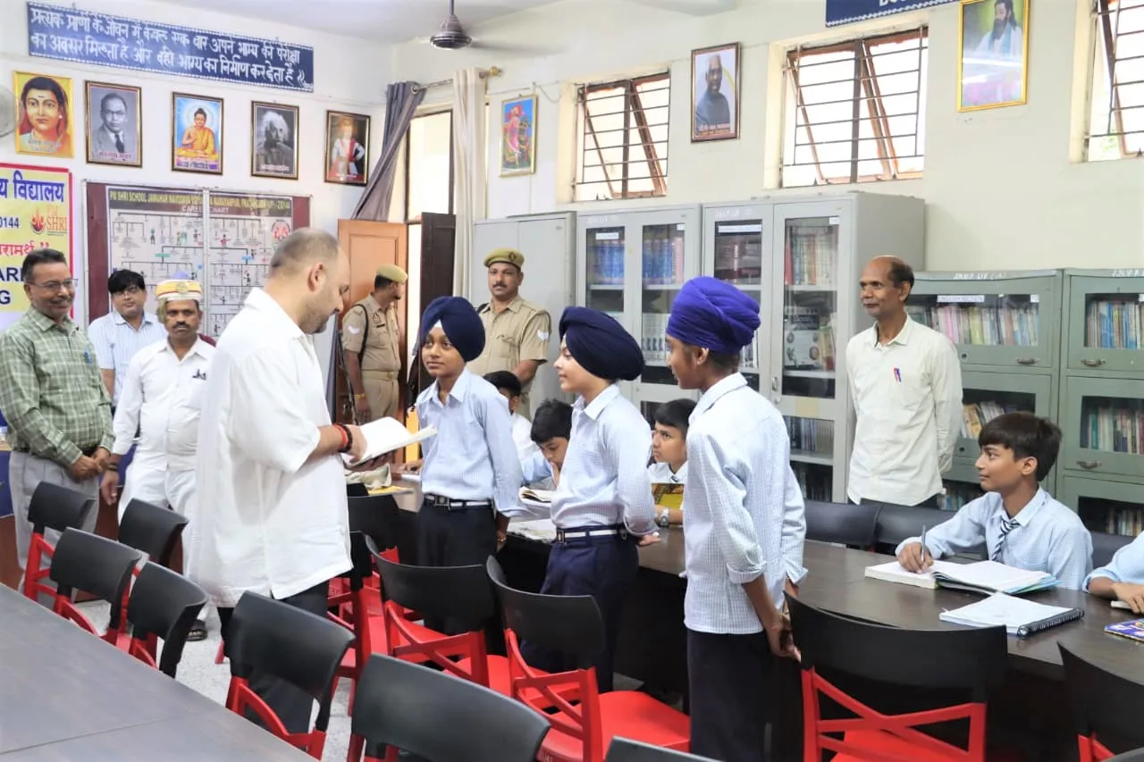 डीएम ने जवाहर नवोदय, जय प्रकाश नारायण सर्वाेदय विद्यालय व बृहद संरक्षण गौशाला का किया निरीक्षण