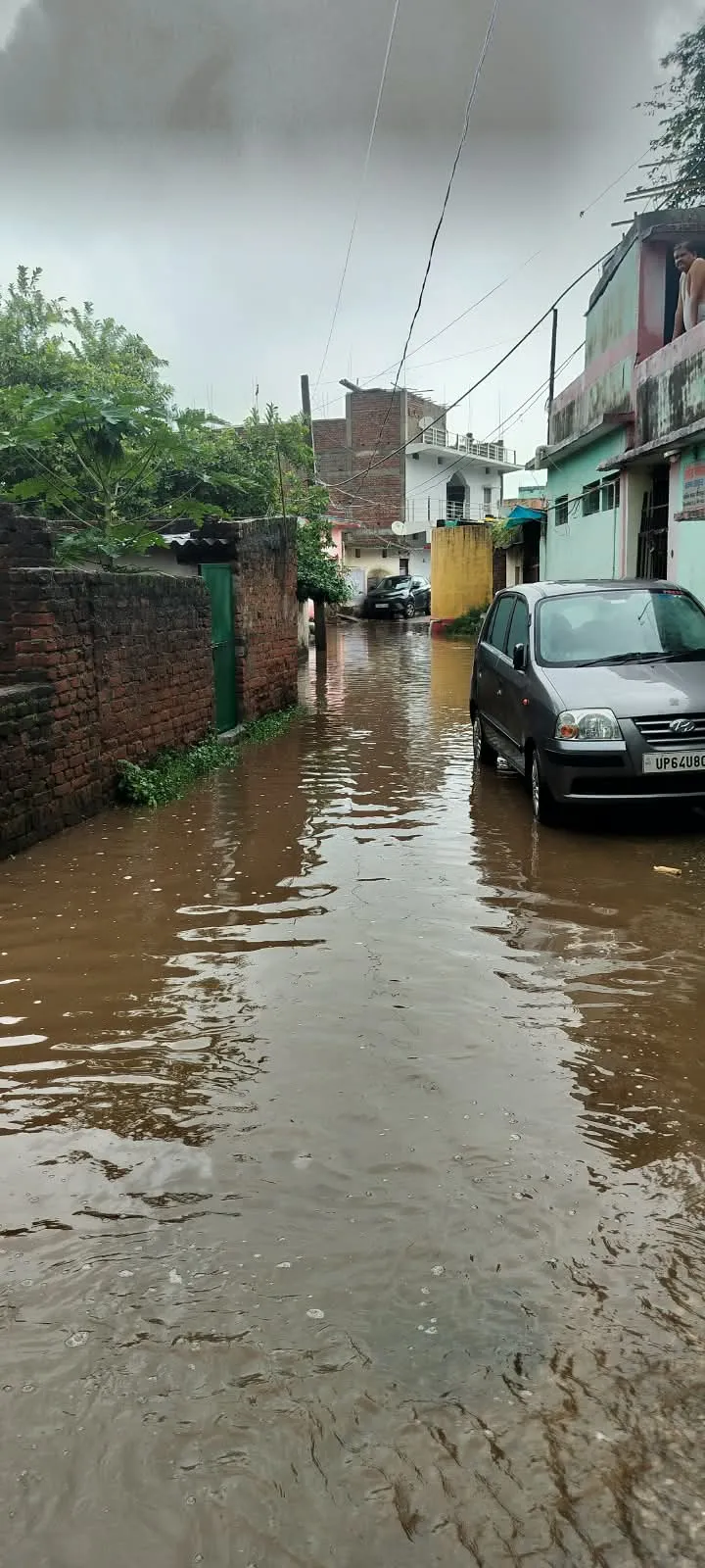 बीजपुर शांतिनगर की विनोद टायर गली बनी तालाब, राहगीरों का चलना हुआ दूभर