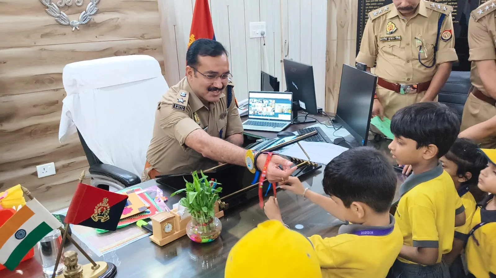 रक्षासूत्र बांधकर बच्चों ने पुलिस के साथ मनाया रक्षाबंधन