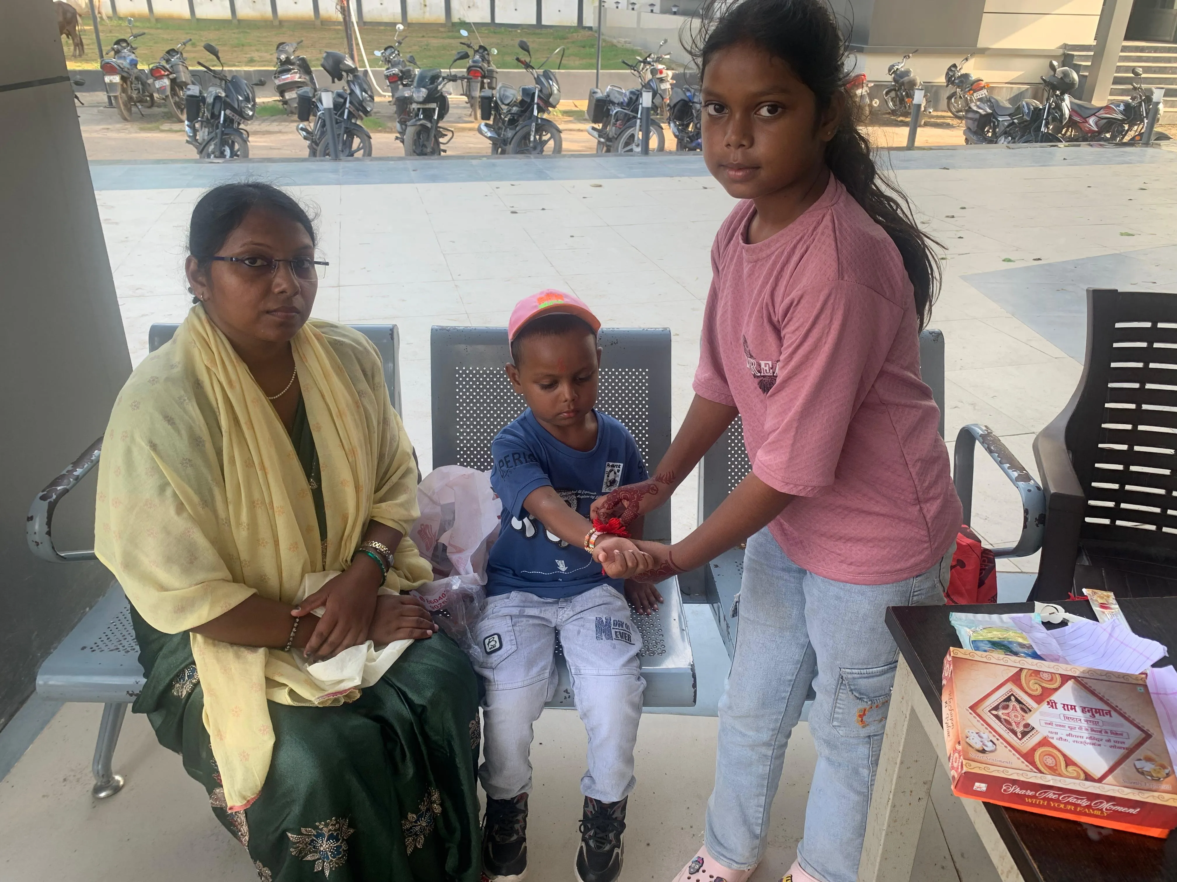 जनसुनवाई में भाई-बहन के स्नेह की भावुक कहानी, जिलाधिकारी की संवेदनशील पहल से पूरी हुई बहन की इच्छा