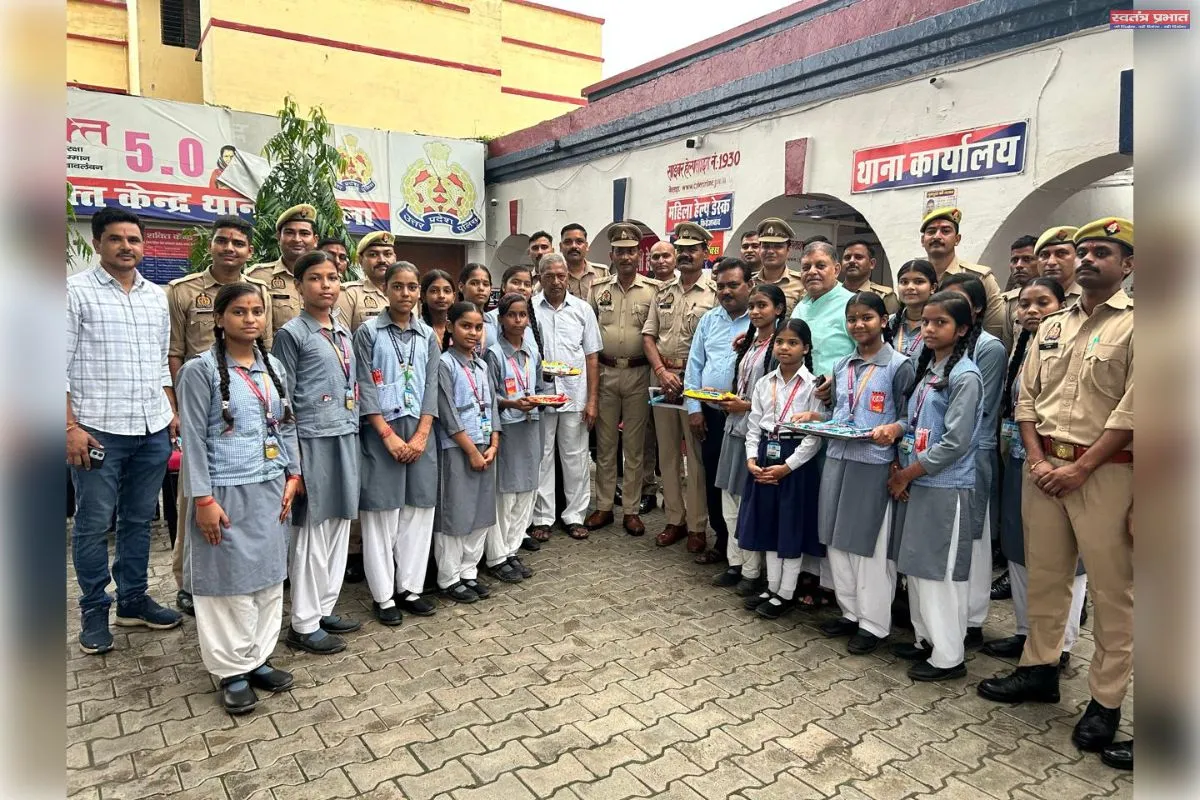 सरस्वती शिशु मंदिर की छात्राओं ने थाने पहुंचकर पुलिसकर्मियों को बांधा रक्षा सूत्र