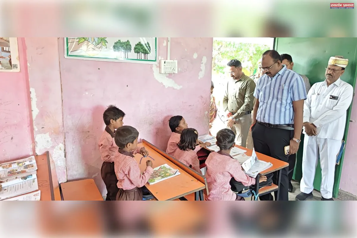 डीएम ने तीन बेसिक विद्यालयों का किया औचक निरीक्षण, शिक्षा और सफाई व्यवस्था पर जताई सख्ती