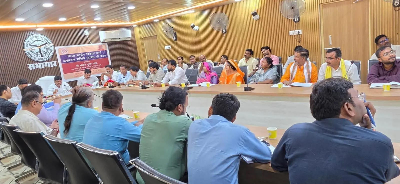 दृष्टि की बैठक में विकास योजनाओं की विस्तृत समीक्षा, प्रत्येक पात्र परिवार तक मुख्यमंत्री आवास योजना का लाभ पहुंचाने के निर्देश