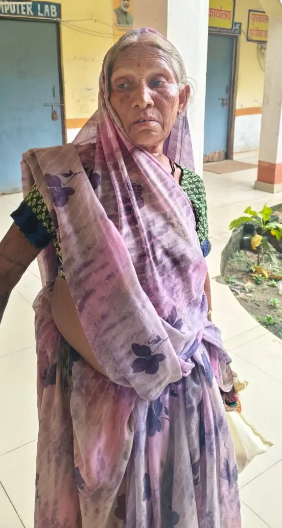 लावारिस अवस्था में मिली वृद्ध महिला को रॉबर्ट्सगंज के PRV-8503 ने कराया  वृद्धाश्रम में  दाखिल
