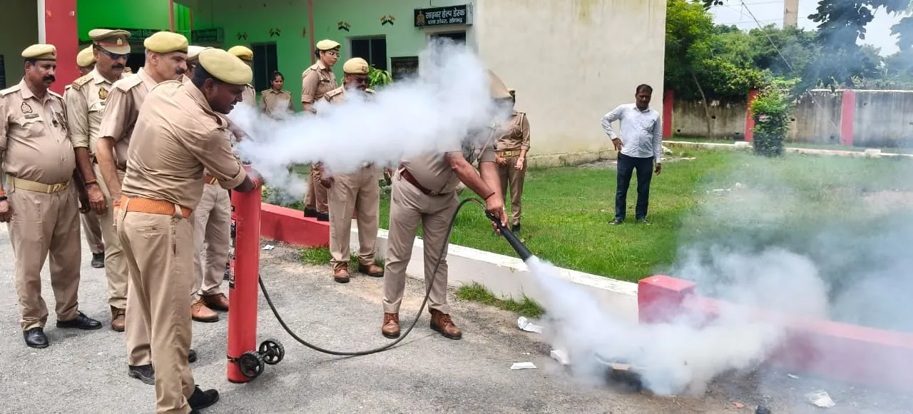 ओबरा में फायर सर्विस चोपन द्वारा पुलिसकर्मियों को अग्निशमन उपकरणों की दी गई जानकारी, कराया गया फायर फाइटिंग रिहर्सल