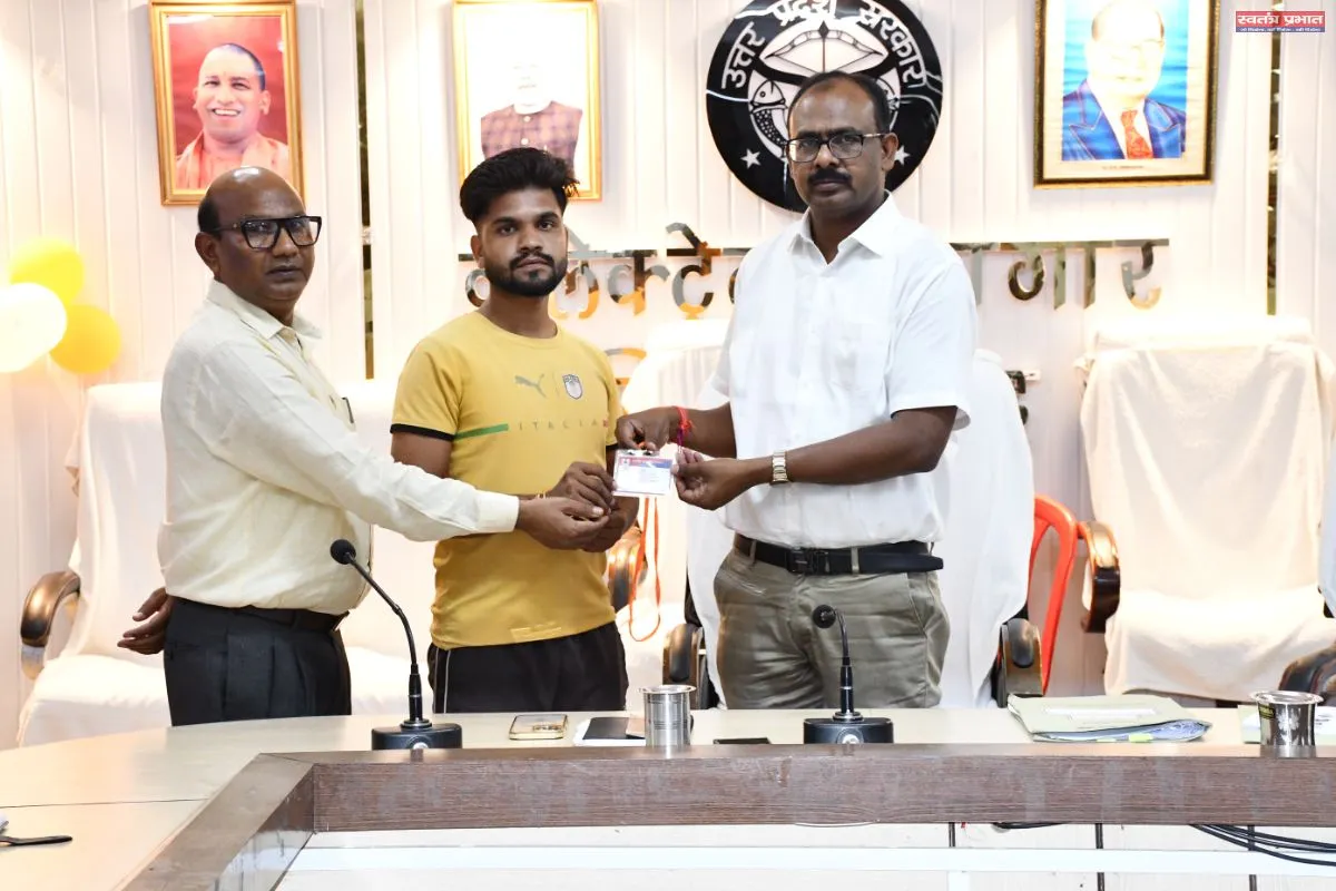 डीएम ने नागरिक सुरक्षा कोर के 85 आरक्षकों को वितरित किए पहचान पत्र