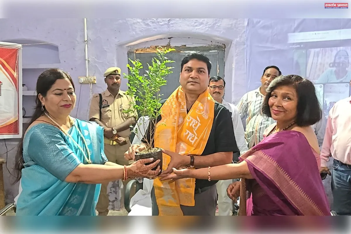 ‘‘अधिकारियों का साथ सफलता का मार्ग‘‘, श्रृंखला के अंतर्गत मुख्य विकास अधिकारी शत्रोहन वैश्य ने छात्र-छात्राओं को दिया सफलता का मंत्र