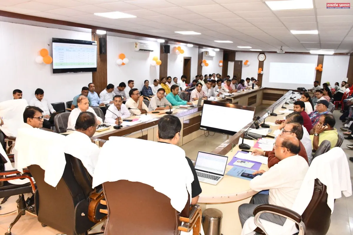 जिला स्वास्थ्य समिति की बैठक में डीएम सख्त, लापरवाह चिकित्सकों पर कार्रवाई के निर्देश