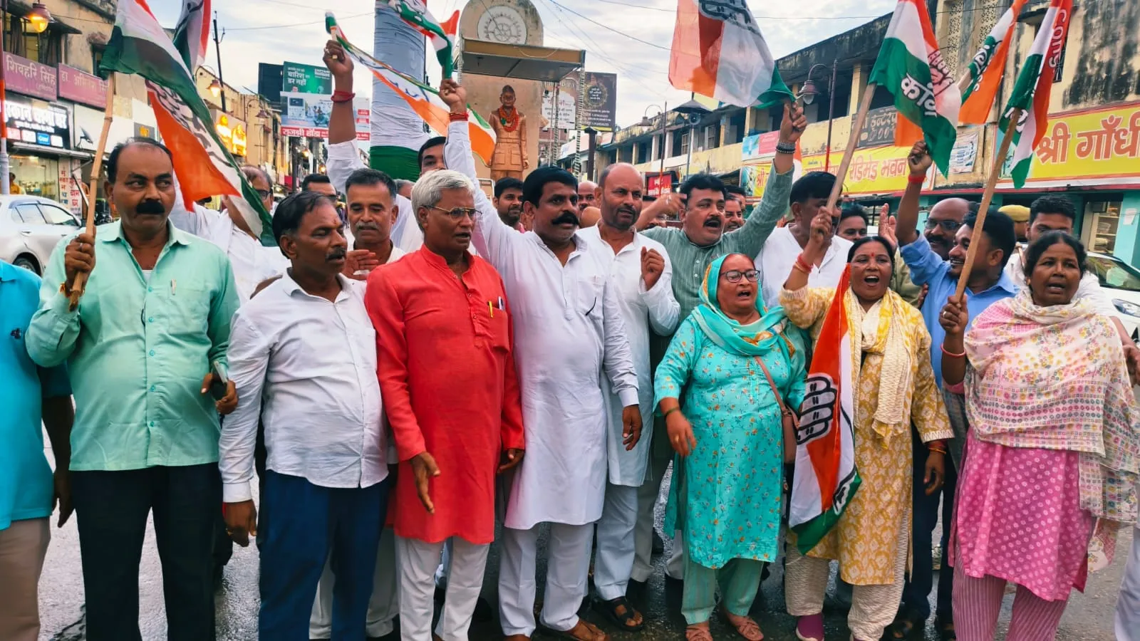 हल्द्वानी की घटना के विरोध में कांग्रेस का प्रदर्शन, राहुल गांधी पर एफआईआर वापस लेने की मांग