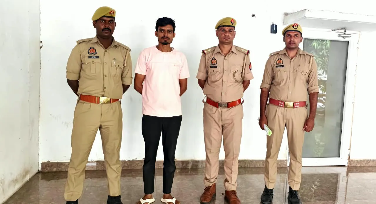 दुष्कर्म के अभियोग से सम्बन्धित 01 वांछित अभियुक्त  फुलपुर पुलिस  द्वारा गिरफ्तार।