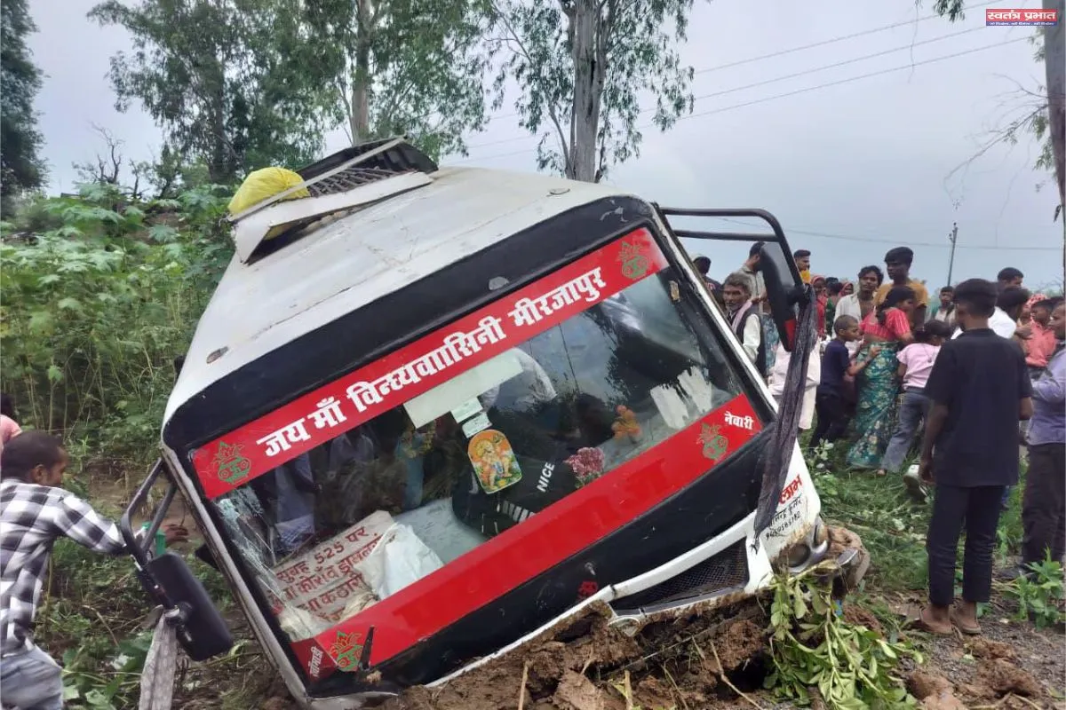 सवारियों को ले जा रही बस अनियंत्रित होकर सड़क किनारे पलटी, एक दर्जन से अधिक यात्री घायल 