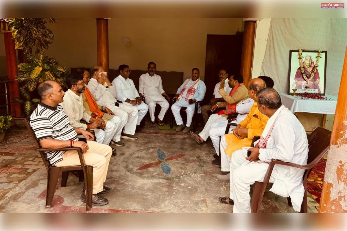 पूर्व मंडल अध्यक्ष प्रमोद कुमार पाण्डेय के मातृ शोक पर संवेदना व्यक्त करने पहुंचे गणमान्य लोग