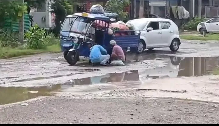 बारिश में जलभराव से बढ़ी परेशानी, कानपुर रोड पर गड्ढों में फंसे वाहन