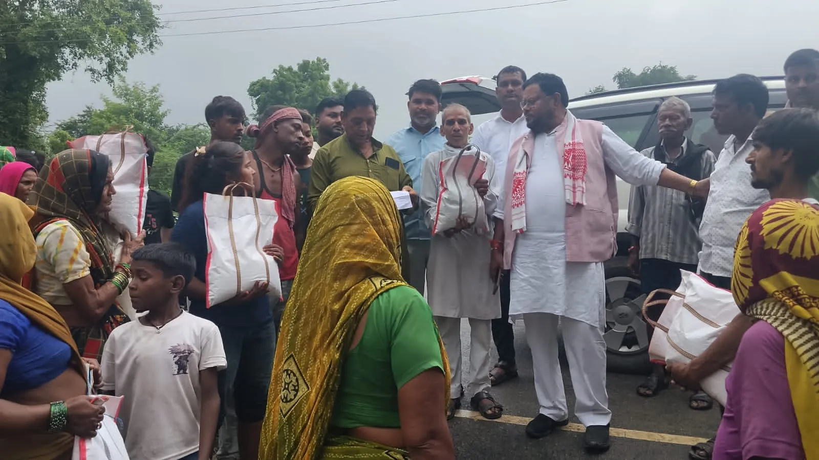 नैय्या नाले में उफान से कई गांव जलमग्न, पूर्व विधायक रामलाल अकेला ने बाढ़ प्रभावितों का जाना हाल