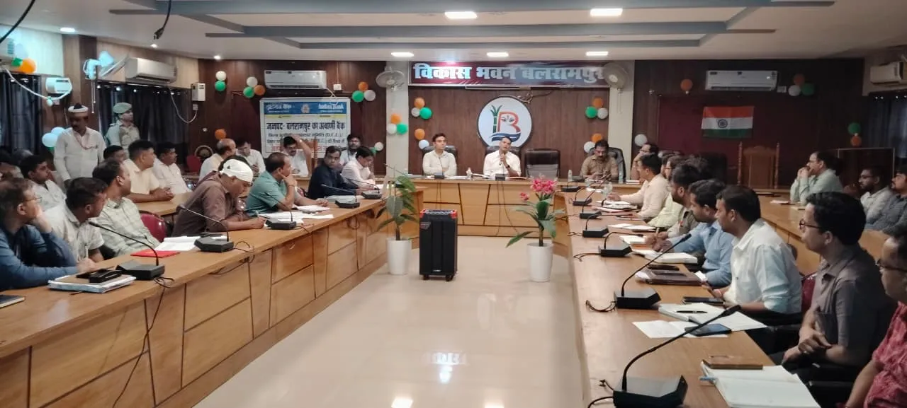 व्यापारियों और उद्यमियों की समस्याओं का समयबद्ध निस्तारण सुनिश्चित करें अधिकारी : डीएम