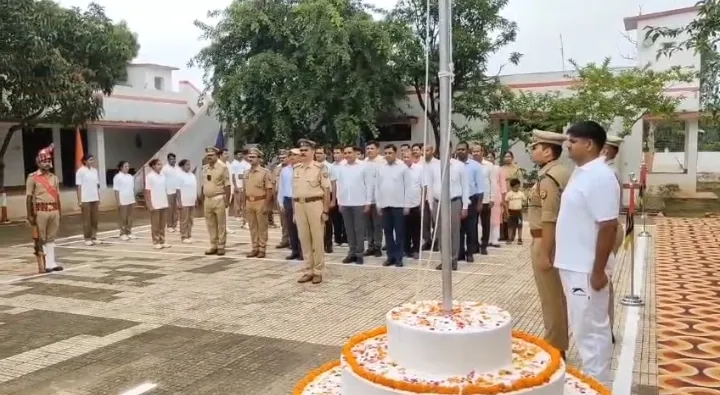 80वें स्वतंत्रता दिवस पर पुलिस अधीक्षक सोनभद्र ने कैम्प कार्यालय एवं रिजर्व पुलिस लाइन में किया ध्वजारोहण, पुलिसकर्मियों को दिलाई कर्तव्यनिष्ठा की शपथ