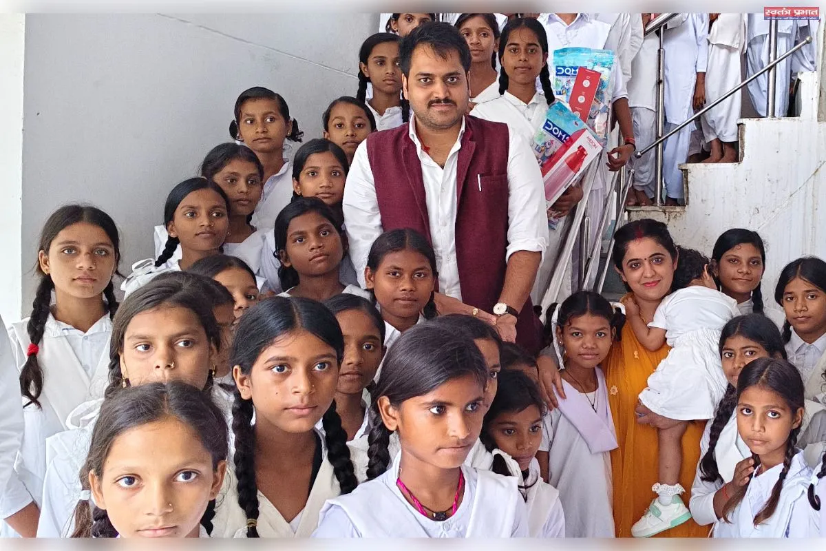 जन्मदिवस पर छात्राओं के बीच पहुंचे जिलाधिकारी, नवाचार के रूप में मनाया जन्मदिवस