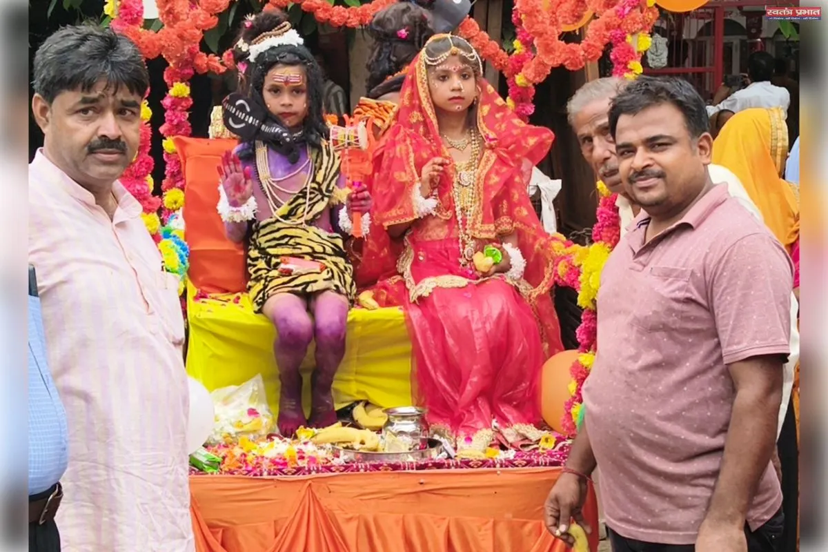 सरस्वती शिशु मंदिर के नन्हे-मुन्नों ने उठाई कांवड़, निकाली भव्य यात्रा 