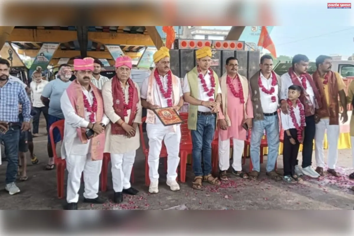 टूण्डला के सुभाष चौराहा पर कांवड़ियों का भव्य स्वागत, पुष्पवर्षा से गूंजा पूरा क्षेत्र