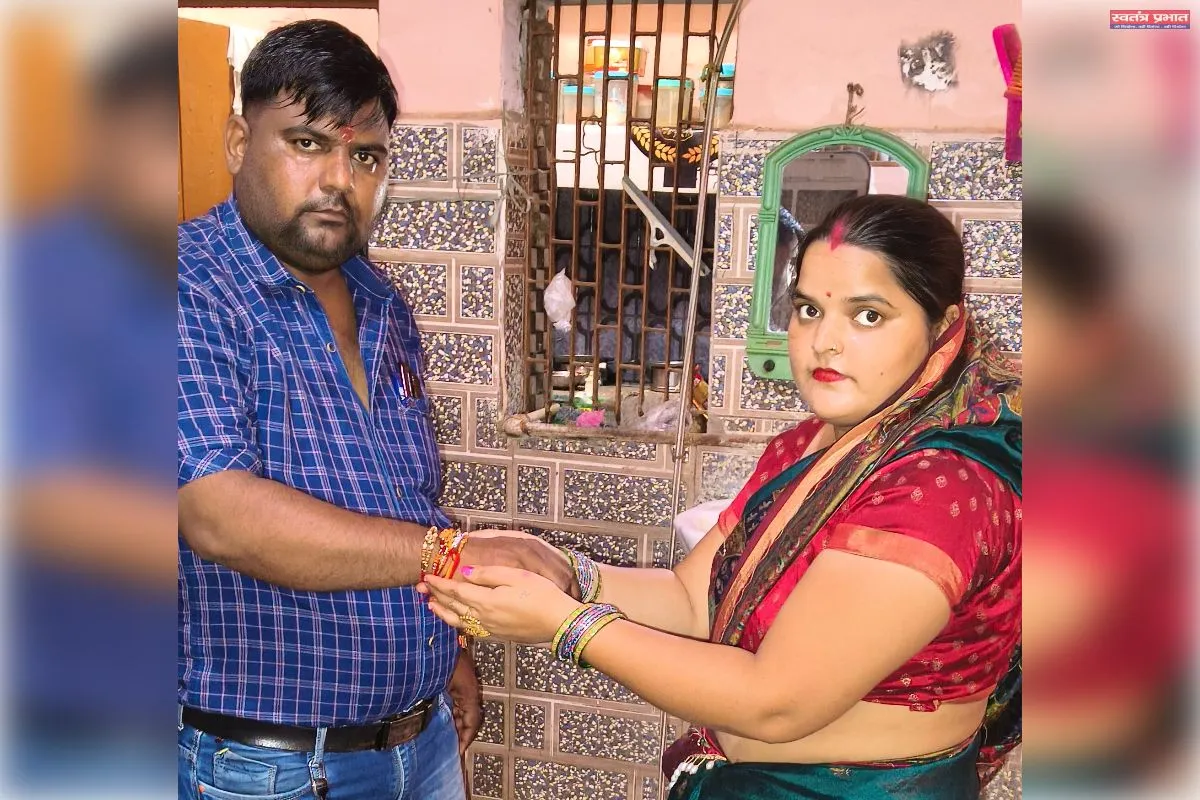बहनों ने भाइयों की कलाई पर बांधा रक्षासूत्र, भाई-बहन के प्रेम से सराबोर रहा टूण्डला