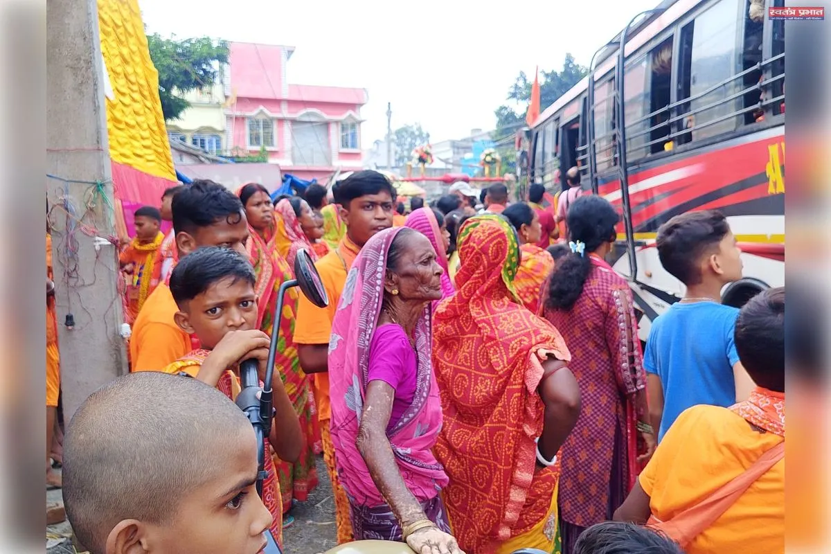 सावन की अंतिम सोमवारी पर पाकुड़िया से रघुनाथगंज रवाना हुई कांवरियों की टोली