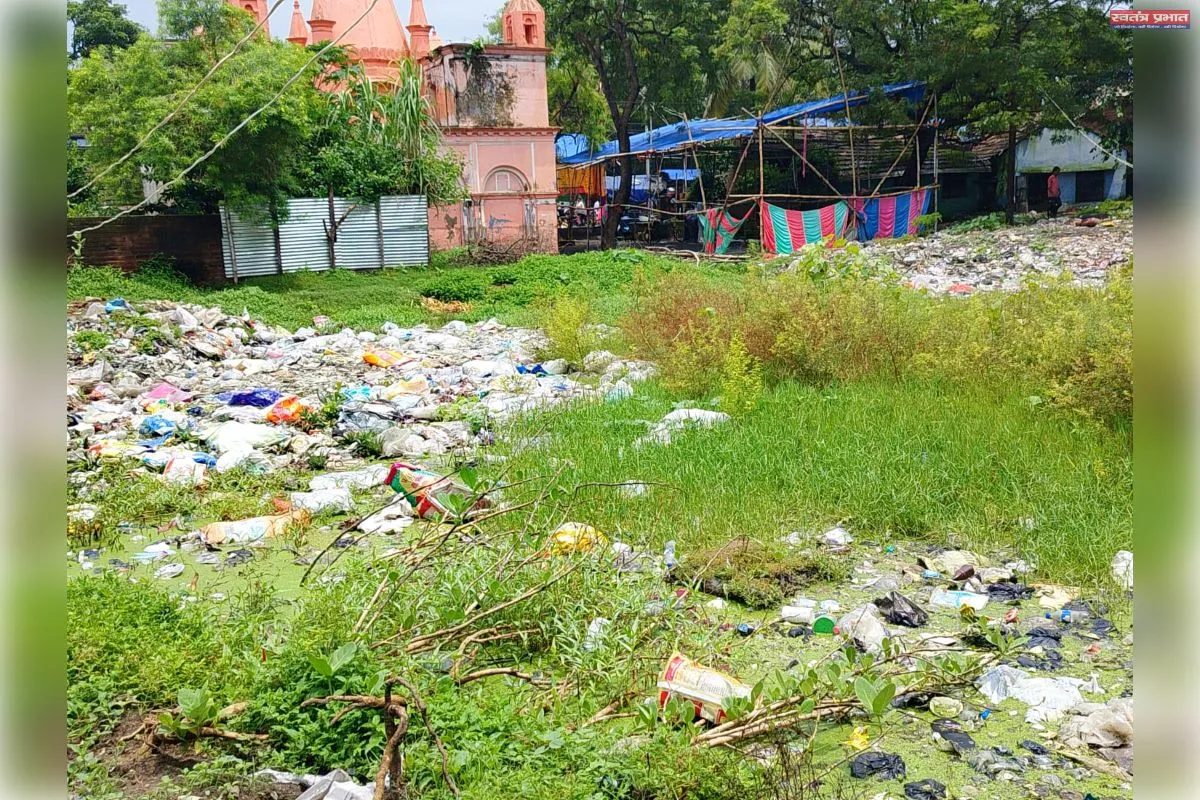 पाकुड़िया बाजार में जगह-जगह पसरी गंदगी, स्वच्छता व्यवस्था पर उठे सवाल
