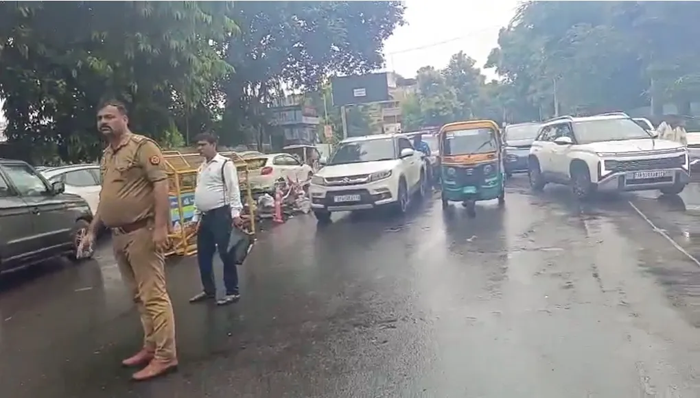 बारिश में भी नहीं डिगा हजरतगंज पुलिस का हौसला, इंस्पेक्टर विक्रम सिंह ने संभाली यातायात व्यवस्था