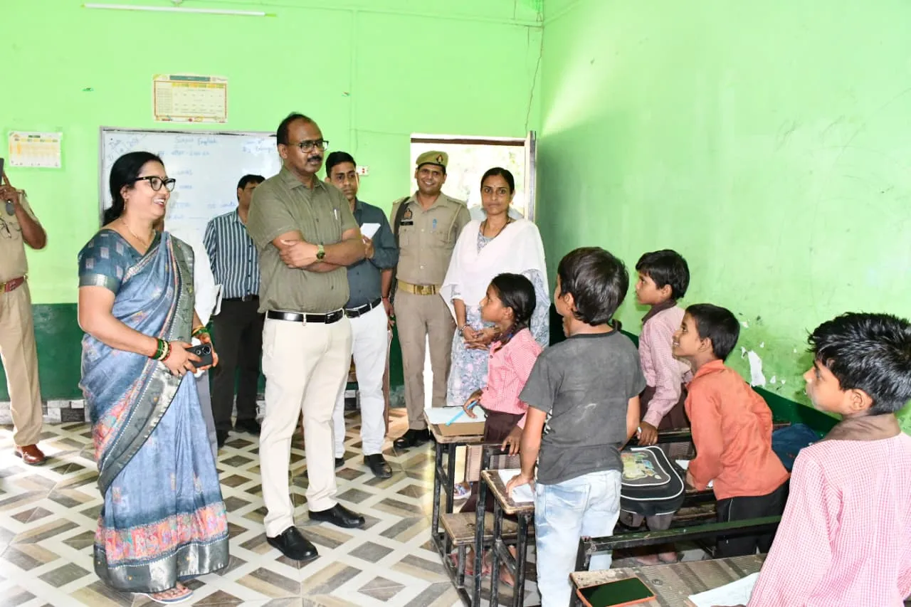 विद्यालयों में शैक्षणिक गुणवत्ता और स्वच्छता पर डीएम सख्त, औचक निरीक्षण में मिलीं खामियां