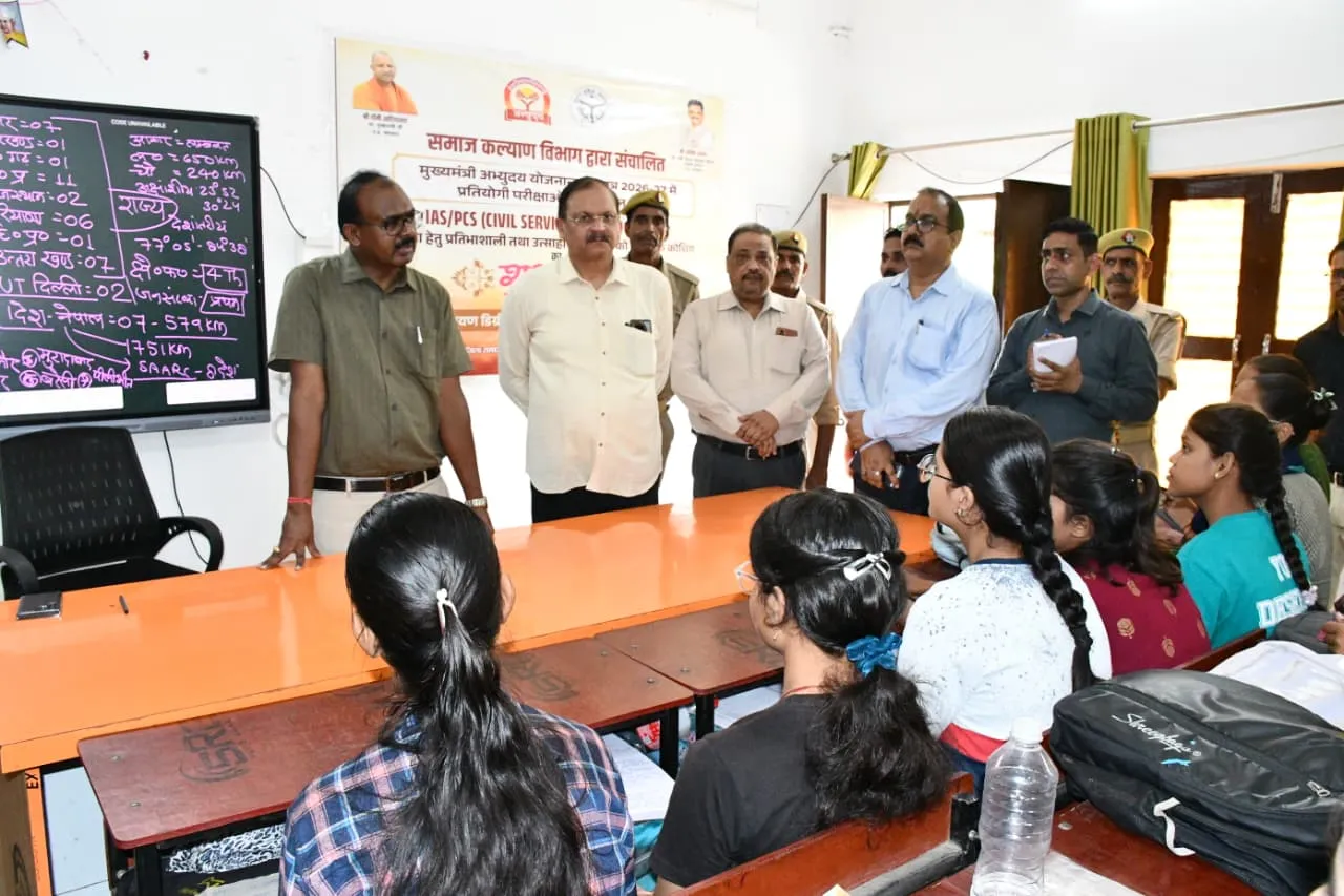 डीएम ने मुख्यमंत्री अभ्युदय योजना के निःशुल्क कोचिंग सेंटर का किया आकस्मिक निरीक्षण