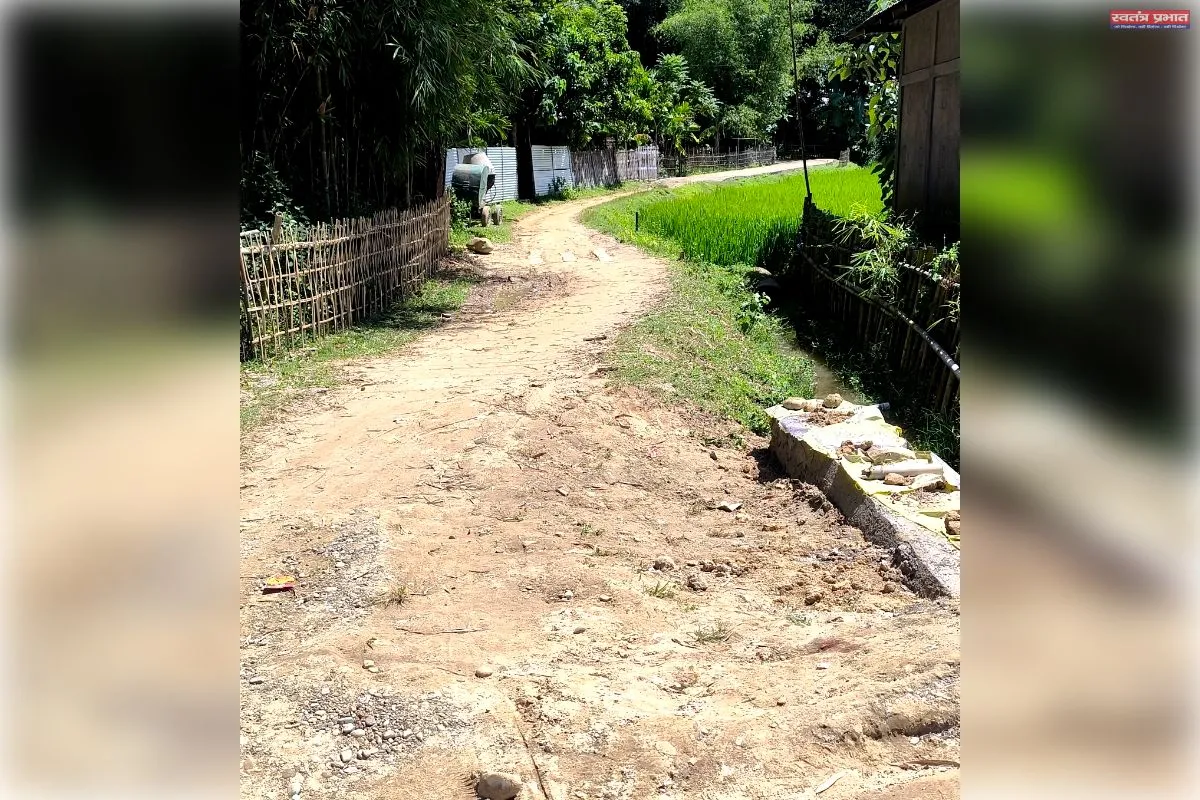 श्रीभूमि जिले के कालाछड़ा चाय बागान में अधूरी सड़क को लेकर नाराजगी