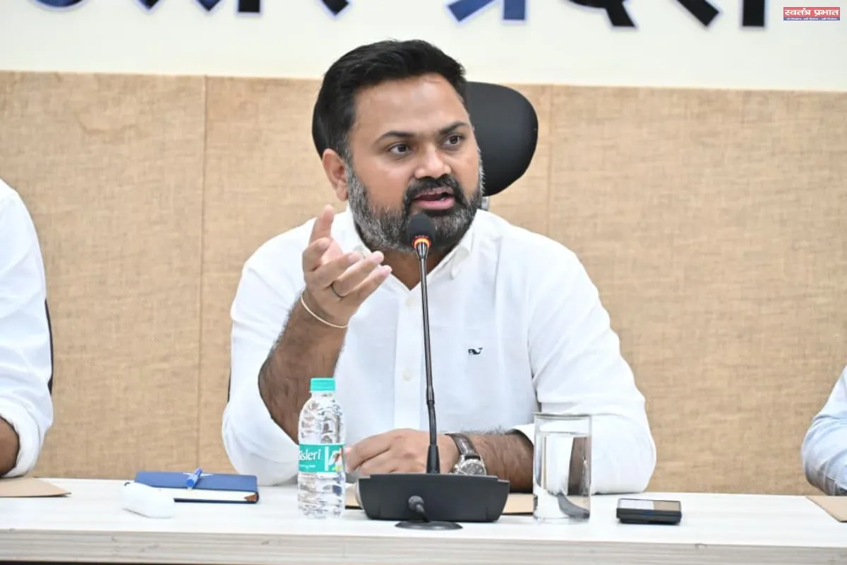 दीपावली से पहले बदलेगी कानपुर की सूरत: 20-25 दिन में 500 सड़कों की मरम्मत का लक्ष्य, रात में उतरे डीएम-नगर आयुक्त