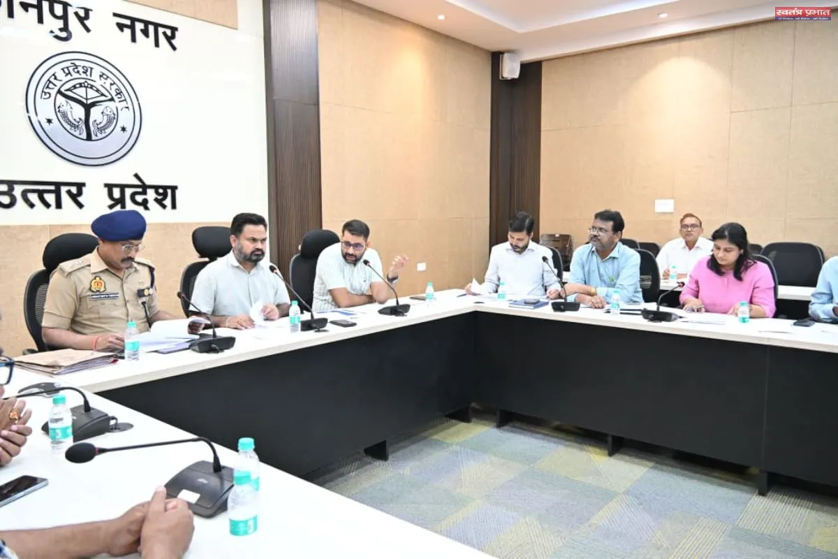 स्कूली बच्चों की सुरक्षित यात्रा पर रहे विशेष नजर, डीएम ने दिए सख्त निर्देश