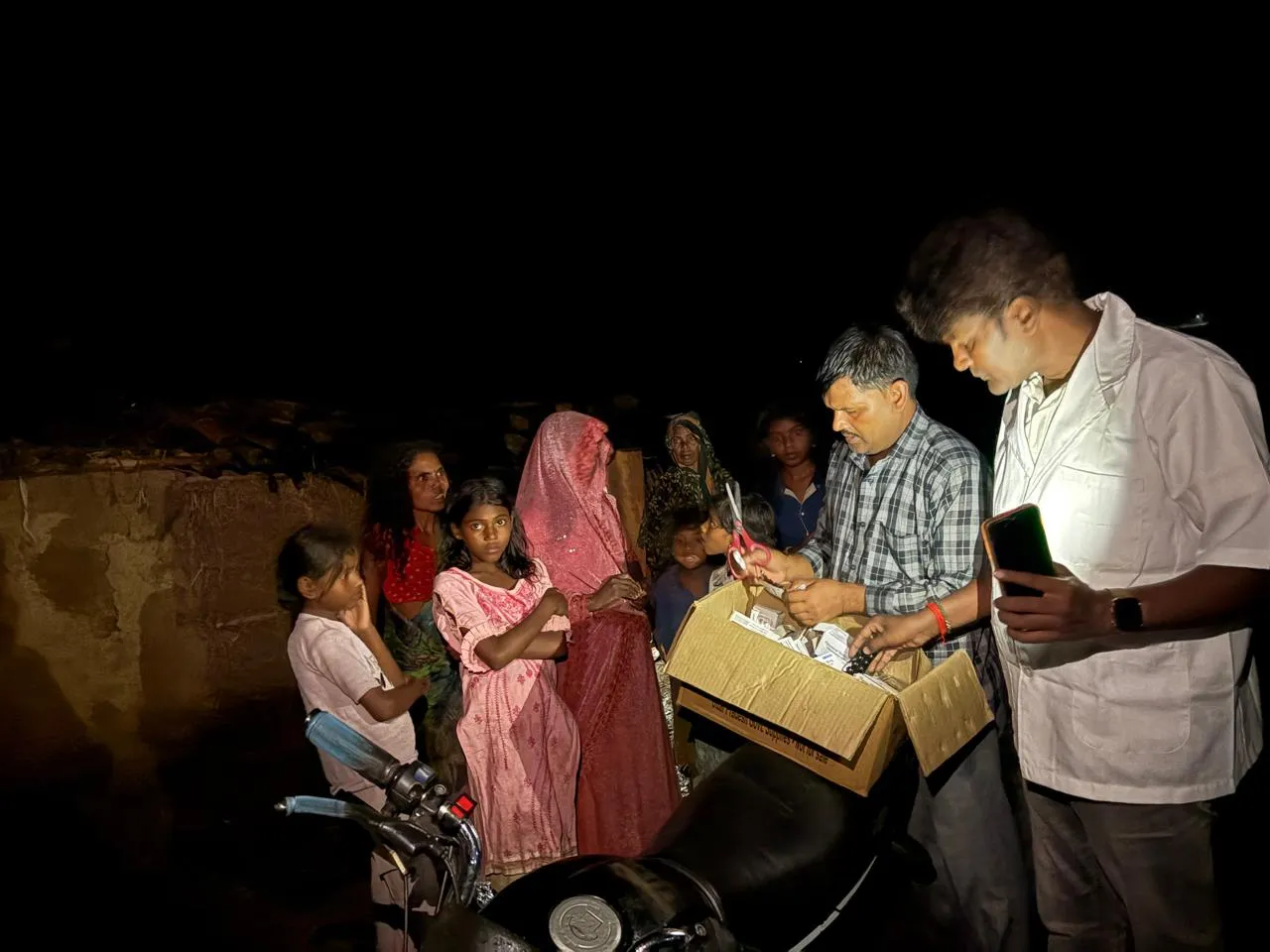 बाढ़ प्रभावित ग्राम बेलवनिया में चिकित्सा शिविर लगाकर वितरित की गई आवश्यक दवाएं