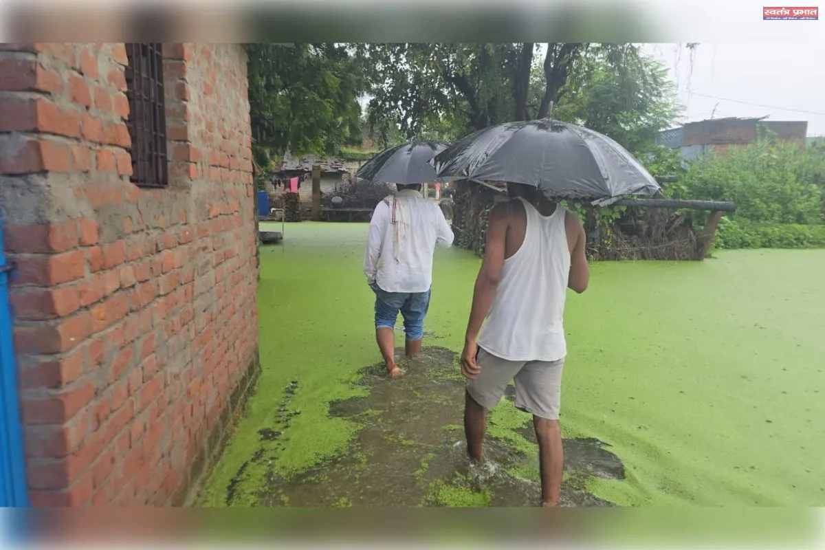 बारिश का कहर: घरों में घुसा पानी, पलायन को मजबूर ग्रामीण