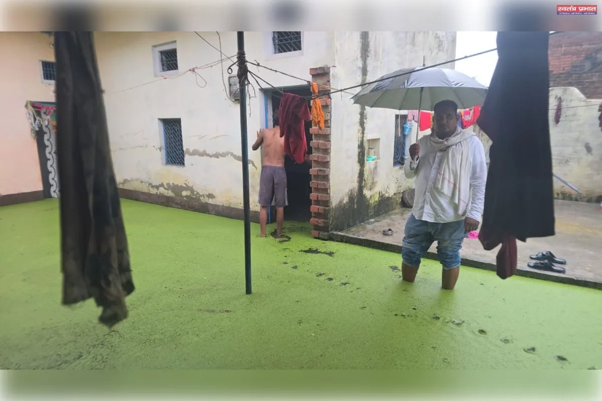 बारिश का कहर: घरों में घुसा पानी, पलायन को मजबूर ग्रामीण